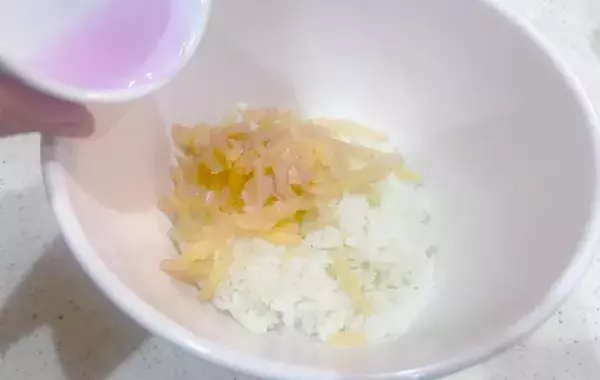 材料4つを混ぜ込むだけ！　おにぎりにもぴったりな『ピンクの混ぜご飯』に夫もハマる