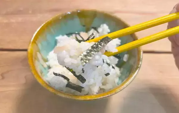 材料4つを混ぜ込むだけ！　おにぎりにもぴったりな『ピンクの混ぜご飯』に夫もハマる