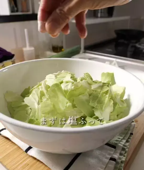 「キャベツ1玉が即消える」　シェフが教える芯まで使い切る絶品ダレに「箸が止まらん」