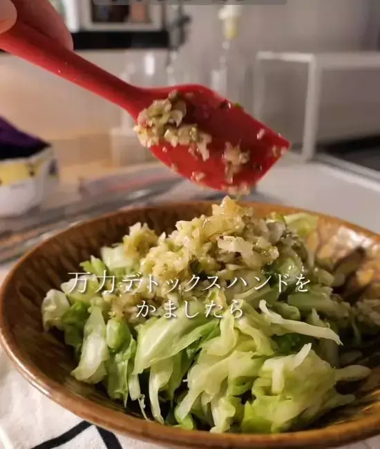 「キャベツ1玉が即消える」　シェフが教える芯まで使い切る絶品ダレに「箸が止まらん」