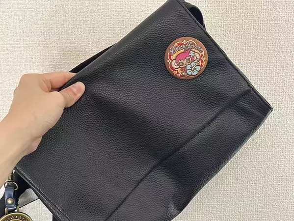 バッグに穴を開けず、缶バッチをつけられる！　セリアのアイテムに「めっちゃ優秀」