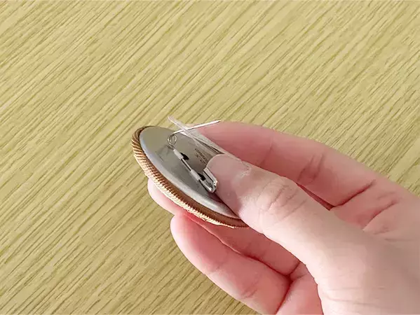 バッグに穴を開けず、缶バッチをつけられる！　セリアのアイテムに「めっちゃ優秀」