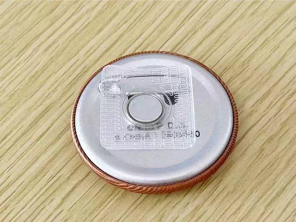 バッグに穴を開けず、缶バッチをつけられる！　セリアのアイテムに「めっちゃ優秀」