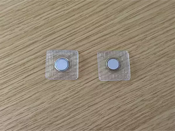 バッグに穴を開けず、缶バッチをつけられる！　セリアのアイテムに「めっちゃ優秀」