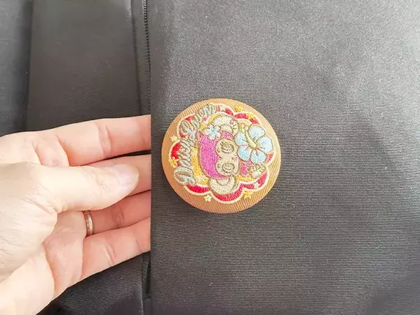 バッグに穴を開けず、缶バッチをつけられる！　セリアのアイテムに「めっちゃ優秀」