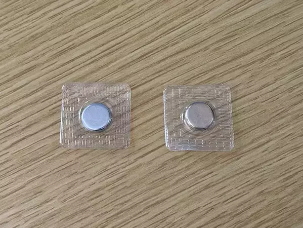 バッグに穴を開けず、缶バッチをつけられる！　セリアのアイテムに「めっちゃ優秀」