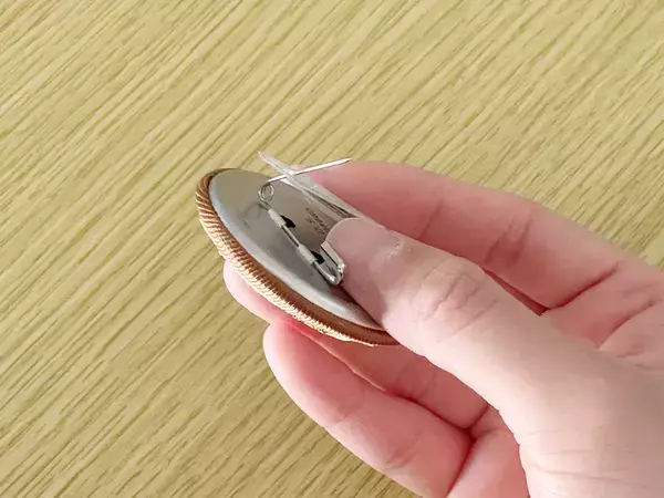 バッグに穴を開けず、缶バッチをつけられる！　セリアのアイテムに「めっちゃ優秀」