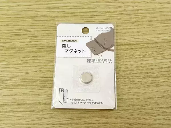 バッグに穴を開けず、缶バッチをつけられる！　セリアのアイテムに「めっちゃ優秀」