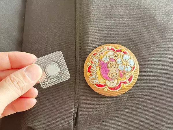 バッグに穴を開けず、缶バッチをつけられる！　セリアのアイテムに「めっちゃ優秀」