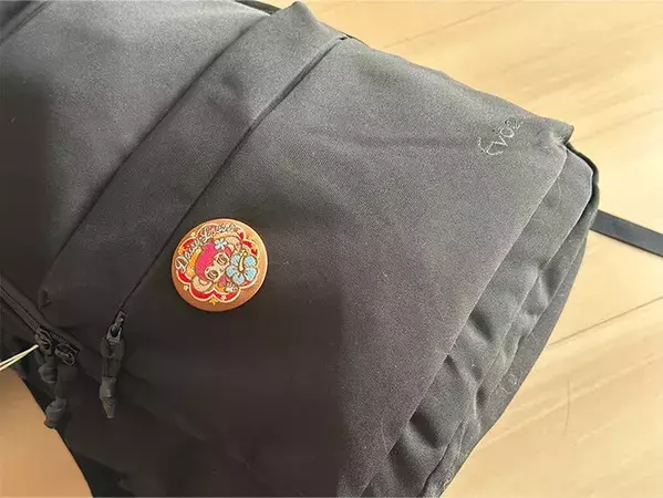 バッグに穴を開けず、缶バッチをつけられる！　セリアのアイテムに「めっちゃ優秀」