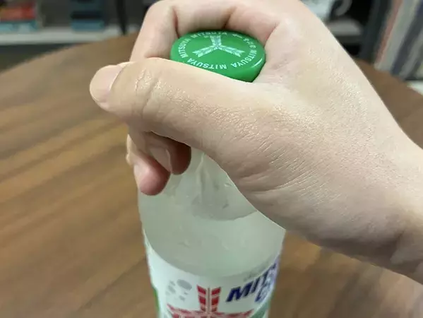 もう固いキャップに困らない！　1本の輪ゴムを使う裏ワザに「力がなくても開けやすい」
