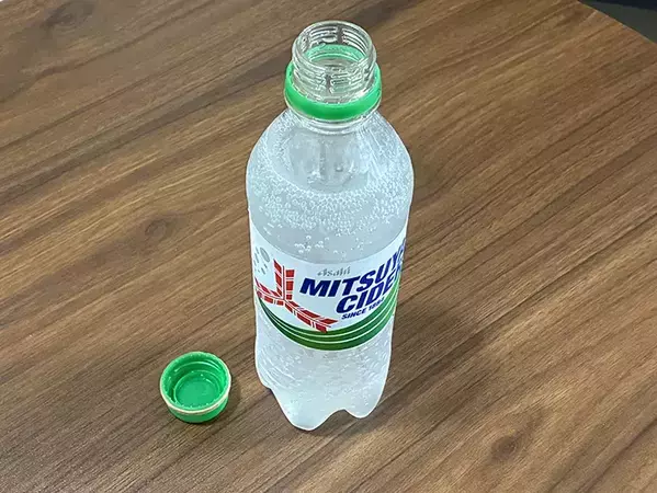 もう固いキャップに困らない！　1本の輪ゴムを使う裏ワザに「力がなくても開けやすい」