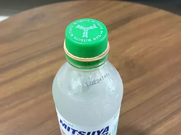 もう固いキャップに困らない！　1本の輪ゴムを使う裏ワザに「力がなくても開けやすい」