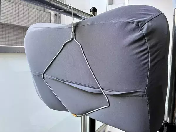 余ったハンガーを有効活用！　2本を使って、洗濯した枕を乾きやすくする方法
