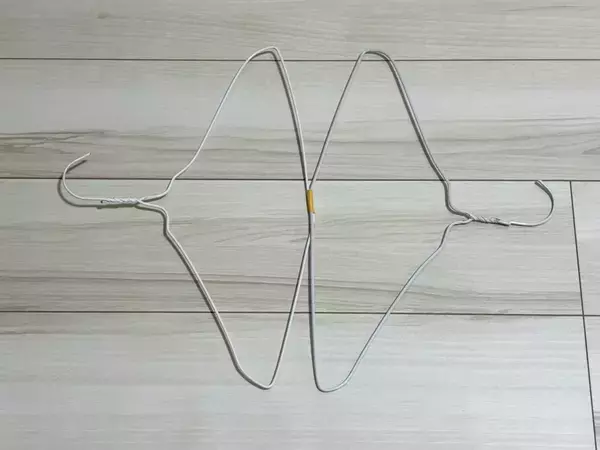 余ったハンガーを有効活用！　2本を使って、洗濯した枕を乾きやすくする方法