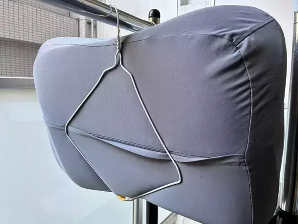 余ったハンガーを有効活用！　2本を使って、洗濯した枕を乾きやすくする方法