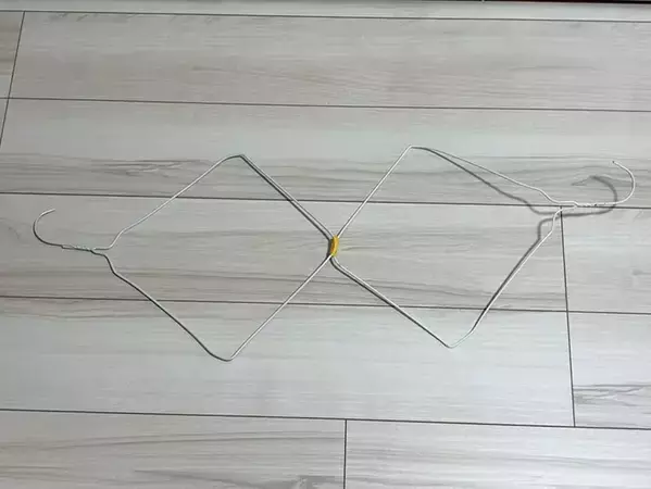 余ったハンガーを有効活用！　2本を使って、洗濯した枕を乾きやすくする方法