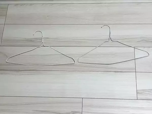 余ったハンガーを有効活用！　2本を使って、洗濯した枕を乾きやすくする方法