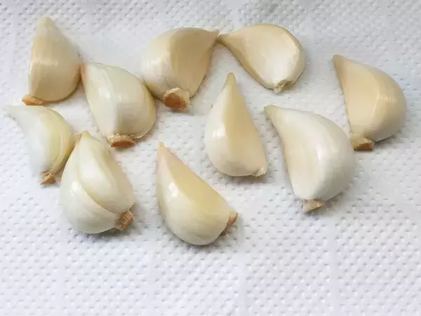 目玉焼き作りは『ニンニク』で解決！　意外な焼き方に「その手があったか」【卵料理の裏技4選】