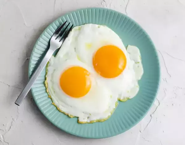 目玉焼き作りは『ニンニク』で解決！　意外な焼き方に「その手があったか」【卵料理の裏技4選】