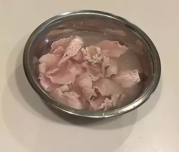 パサパサのまま食べてない？　豚こま肉に『熱湯10秒』かける裏技に驚き