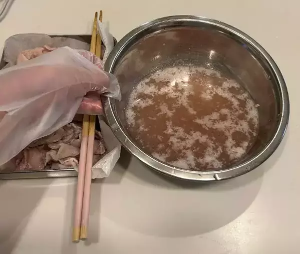 パサパサのまま食べてない？　豚こま肉に『熱湯10秒』かける裏技に驚き