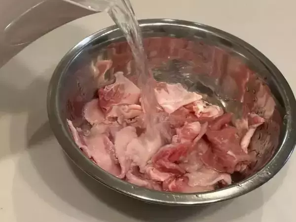 パサパサのまま食べてない？　豚こま肉に『熱湯10秒』かける裏技に驚き