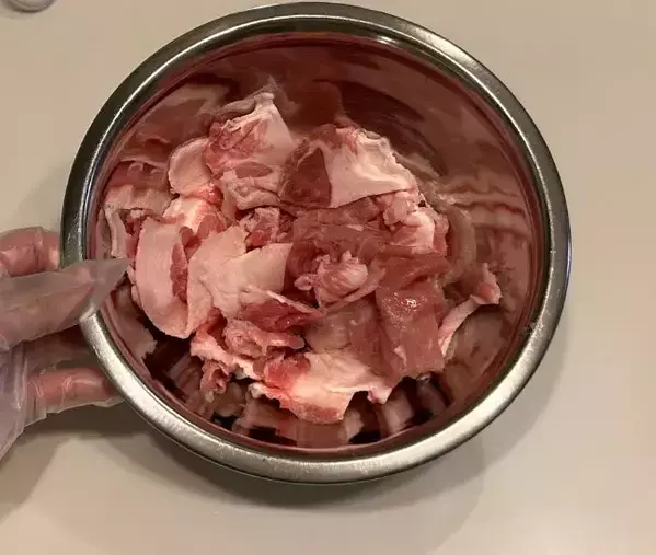 パサパサのまま食べてない？　豚こま肉に『熱湯10秒』かける裏技に驚き