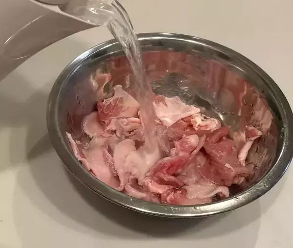 パサパサのまま食べてない？　豚こま肉に『熱湯10秒』かける裏技に驚き