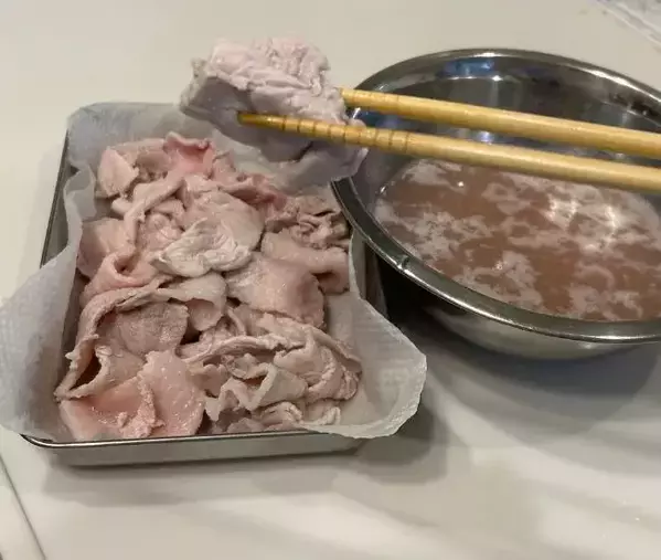 パサパサのまま食べてない？　豚こま肉に『熱湯10秒』かける裏技に驚き
