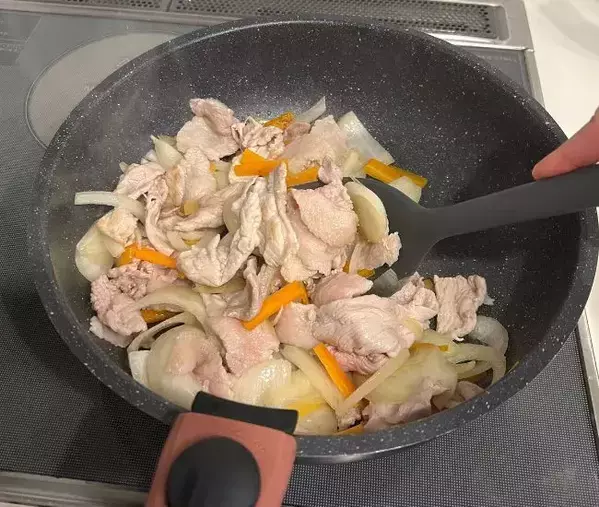 パサパサのまま食べてない？　豚こま肉に『熱湯10秒』かける裏技に驚き