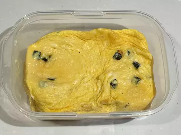 タッパーに卵や『お吸い物』を入れて？　焼かずに10分で『卵焼き』を作る方法