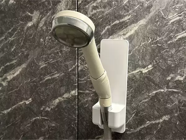 シャワーホルダーは浴室以外で使える！　『じゃない使い方』に「目からウロコ」