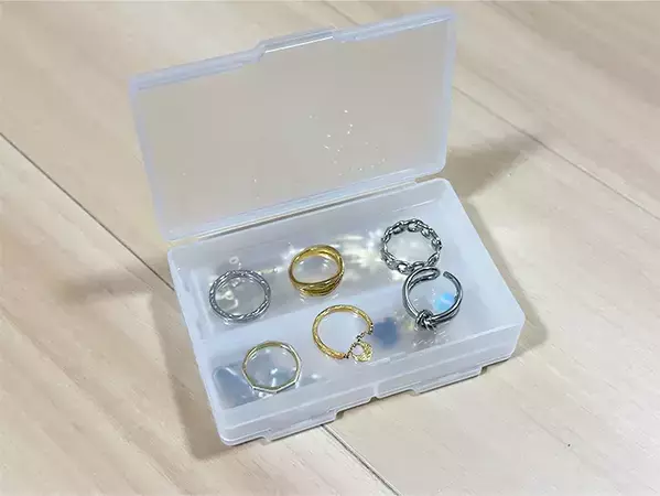 小物が細かく収納できる！　100円ショップで手に入れた『収納ケース』に「もっと早く出会いたかった」