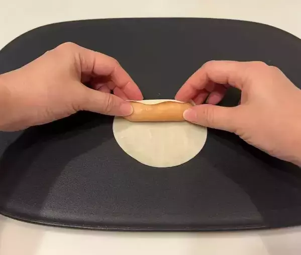 餃子の皮でソーセージを巻いて5分　完成した姿に「見事に大化け」「ビールが消えるぞ」