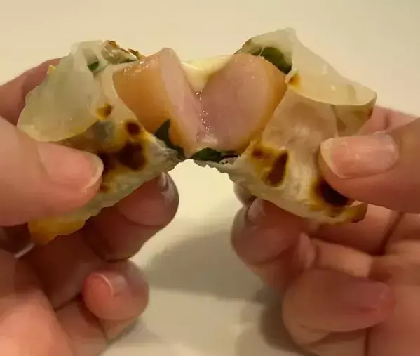 餃子の皮でソーセージを巻いて5分　完成した姿に「見事に大化け」「ビールが消えるぞ」