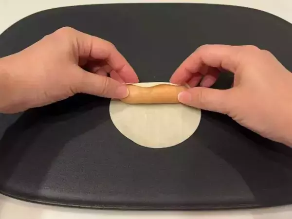 餃子の皮でソーセージを巻いて5分　完成した姿に「見事に大化け」「ビールが消えるぞ」