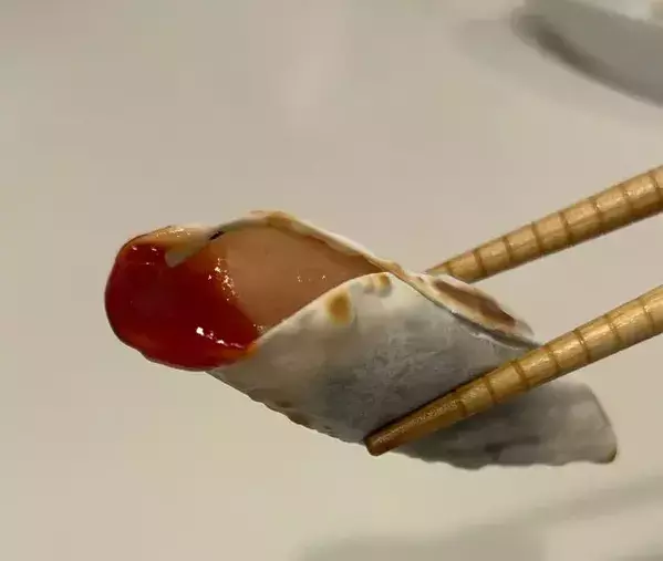 餃子の皮でソーセージを巻いて5分　完成した姿に「見事に大化け」「ビールが消えるぞ」