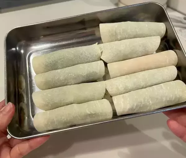 餃子の皮でソーセージを巻いて5分　完成した姿に「見事に大化け」「ビールが消えるぞ」