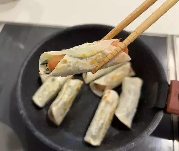 餃子の皮でソーセージを巻いて5分　完成した姿に「見事に大化け」「ビールが消えるぞ」