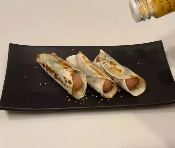 餃子の皮でソーセージを巻いて5分　完成した姿に「見事に大化け」「ビールが消えるぞ」