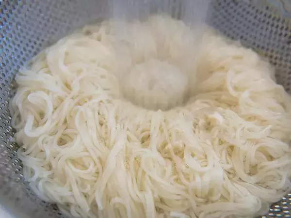 そうめんを器に盛るなら…　少しの工夫に「早く知りたかった」「ずっとコレにする」【麺の裏技4選】