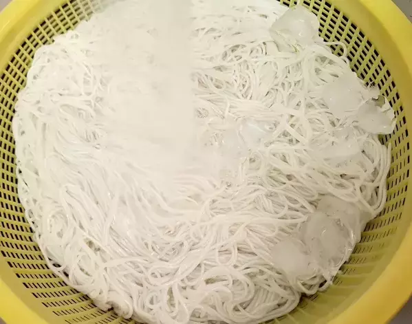 そうめんを器に盛るなら…　少しの工夫に「早く知りたかった」「ずっとコレにする」【麺の裏技4選】