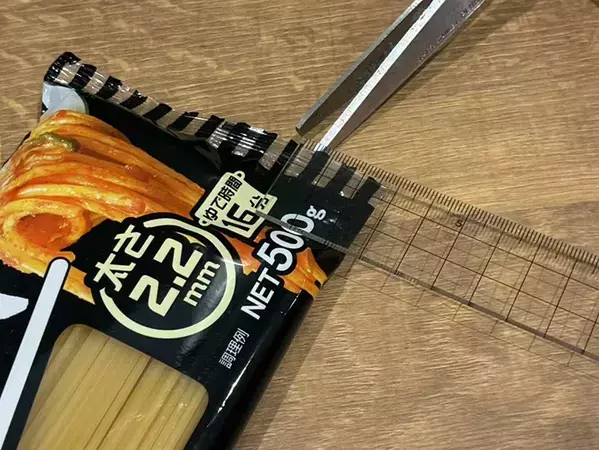 パスタ袋の便利な開け方　取り出しと保存に役立つテクニック【ハサミで10秒】