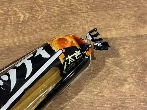 パスタ袋の便利な開け方　取り出しと保存に役立つテクニック【ハサミで10秒】