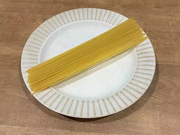 パスタ袋の便利な開け方　取り出しと保存に役立つテクニック【ハサミで10秒】