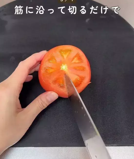 切る前のキュウリに『ピーラー』を引くと…　驚きの変化に「もっと早く知りたかった」