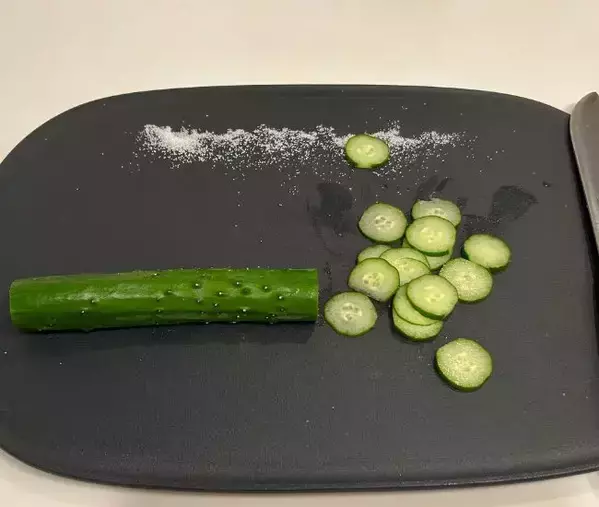 切る前のキュウリに『ピーラー』を引くと…　驚きの変化に「もっと早く知りたかった」