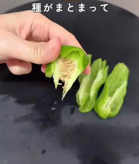 切る前のキュウリに『ピーラー』を引くと…　驚きの変化に「もっと早く知りたかった」