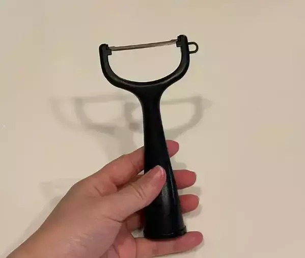 切る前のキュウリに『ピーラー』を引くと…　驚きの変化に「もっと早く知りたかった」